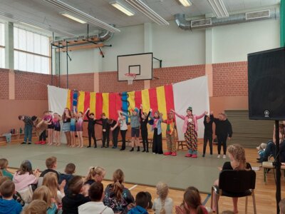 Foto zur Meldung: Zirkuspremiere „Entführung im Zirkus Pampelmuse“ an unserer Schule