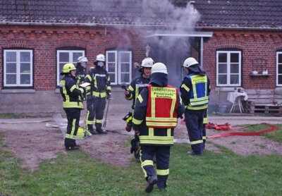 Foto zur Meldung: Drei Feuerwehren übten gemeinsam in Perdöl
