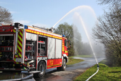 Übung mit Wasserfördersystem beim MHW in Tuntenhausen