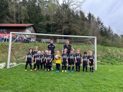 Neue Trikots für die G-Jugend des SV Prackenbach