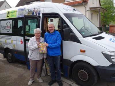 Sieglinde Laber war der 20000ste Bürgerbus-Fahrgast. Klaus Ries-Müller vom Bürgerbusverein überreichte ein kleines Präsent mit Leckereien vom Weltladen.