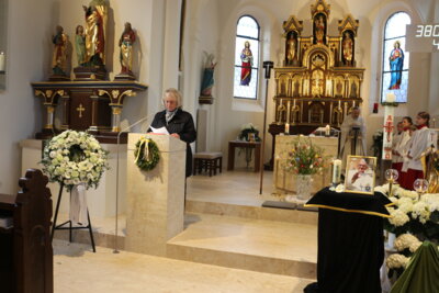 Gedenkgottesdienst und Kranzniederlegung für Papst Franziskus (Bild vergrößern)
