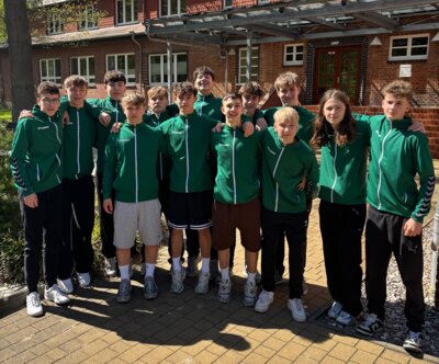 Unser sächsisches Team vor der Sportschule Güstrow (Bild vergrößern)