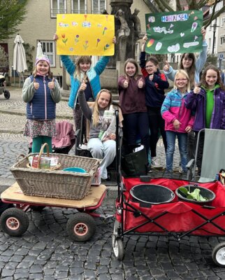 Ein Teil der Verkaufsgruppe auf dem Neustädter Marktplatz