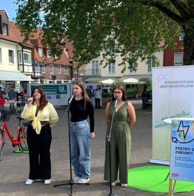 Leony Baumann, Luna Sarnelli und Marie Basten, Q1 an der Julia-Koppers-Gesamtschule Borken präsentierten auf dem Marktplatz ihr Poetry "Zukunft ist auf jeden Fall". Foto: Bürgerstiftung WML