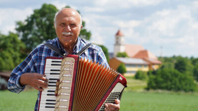 Hans Bolsinger mit seinem Akkordeon (Bild vergrößern)