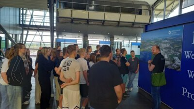 Den Schülern wird ein Überblick über den Flughafen gegeben