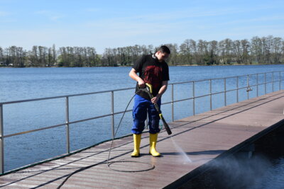 Foto zur Meldung: Sonne + Wärme = Badezeit! - Vorbereitungen im Strandbad auf der Zielgeraden