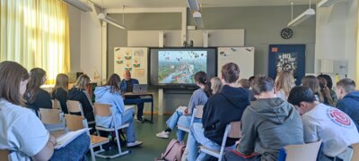 Die 9. Klassen hören gebannt den Ausführungen von Herrn Wetzel zu