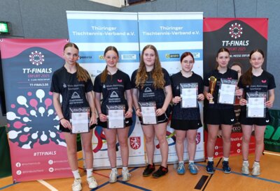 Die erfolgreichen Schwarzaer Mädchen bei der Siegehrung (v.l.n.r.): Elli Reihl, Jasmin Lehmann, Angelina Barth, Antonia Barth, Mannschaftsführerin Lara König und Joann Lehmann