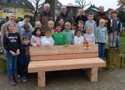 Auch in der Johann-Walling-Schule in Borken steht bereits eine Freundschaftsbank. Foto: Bürgerstiftung WML
