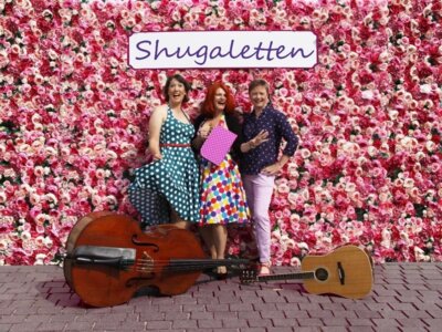 Foto zur Meldung: Hofkonzert am 15.06.2025 um 16 Uhr - Das fröhlichen Trio „Shugaletten“ präsentiert Schlager der 50er / 60er Jahre