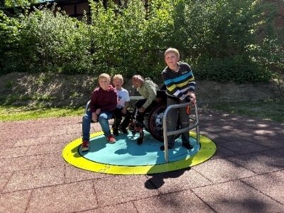 Die Kinder freuen sich über das Karussell