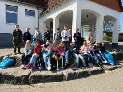 Klasse 4 sammelt Müll in Schwalenberg