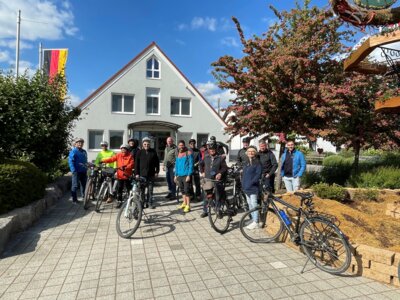 Fahrradfahrer vor dem Rathaus