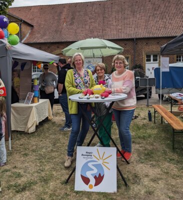 Unser Stand auf dem Wollgrasblütenfest (Maria Kleinschnitker, Linde Wolk, Bernadette Dirkorte) (Bild vergr&ouml;&szlig;ern)