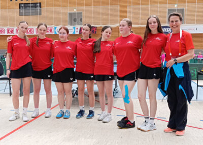 Die Mannschaft unmittelbar nach dem Sieg in Berlin v.l.n.r.: Elli Reihl, Jasmin Lehmann, Antonia Barth, Lara König, Joann Lehmann, Angelina Barth, Pia Ritzmann und Sportlehrerin Katrin Wenzel