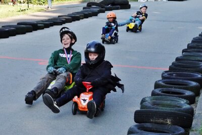 Beeit zur rasanten Fahrt beim 3. Bobbycar-Rennen in Schmalensee