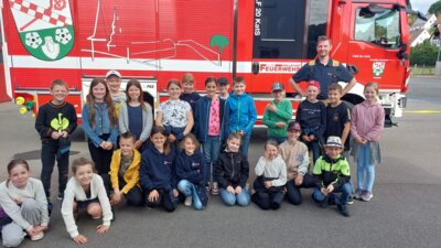 Die dritten Klassen zu Besuch bei der Feuerwehr in Hollstadt