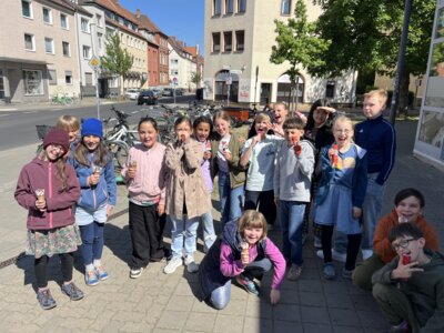 Foto zur Meldung: Die Klasse 4b besucht Ameis Buchecke
