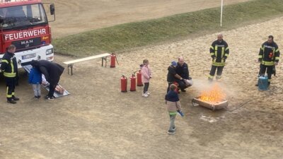 Vorführung der Feuerwehr (Bild vergrößern)