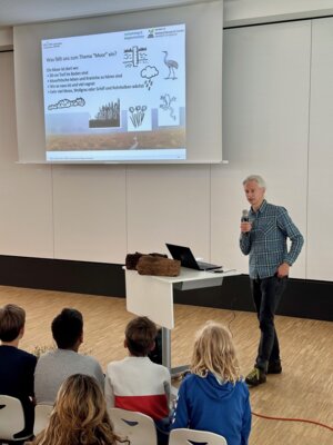 Kinder-UNI in Sprakel: Spannender Besuch von Prof. Dr. Klaus Holger Knorr