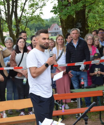 Der neue Kitaleiter Yanik Berberich und sein Team setzte zusammen mit den Kindern ein Zeichen für Vielfalt und Zusammenhalt in der KiTa Schondra.