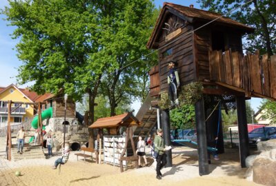Ein fantastischer Spielplatz mit Piratenturm, Rutschen, Seilrutsche, Tunnel und vielem mehr lädt zum Toben, Spielen und Erkunden ein.