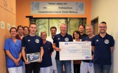 Schalke-Fanclub Laisa spendet 500 Euro an Palliativstation