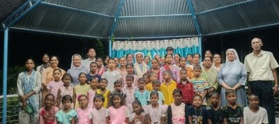 Die Kinder sagen DANKE an Sister Carol (Bild vergrößern)