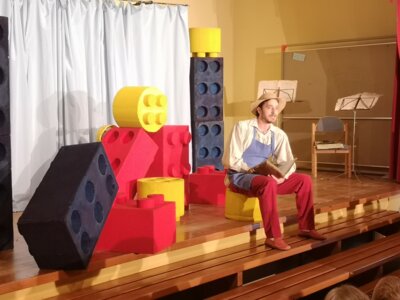 Foto zur Meldung: Theater mit Jörg Schade: Aschenputtel räumt auf