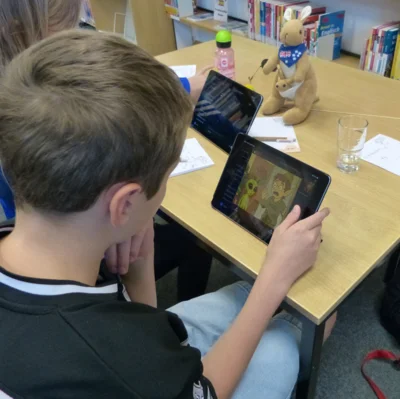 Foto-Comics erstellen die Teilnehmer:innen eines Ferienworkshops derzeit in Stadtlohn. Foto: Bürgerstiftung WML