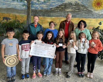 Stolz auf den tollen Erfolg: v.l.n.r.: Fördervereinsvorsitzender Norman Barth, Schulelternbeiratsvorsitzende Sabrina Schlarb, Karl Heil vom Ruanda-Komitee Bad Kreuznach, Rektorin Tanja Gravius und Kinder der Klasse 2a