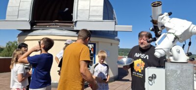 Wolfgang Szenner mit Besuchern am Teleskop