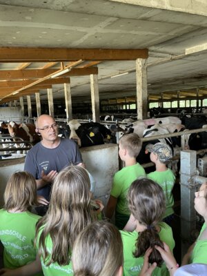 Wandertag in die Milchviehanlage der der Klasse 4 der Grundschule "An den Finkenbergen" (Bild vergrößern)