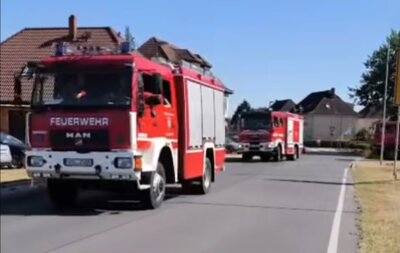 Screenshot aus einem Faceboo-Reel der Feuerwehr Calau vom 1. Juli. Es zeigt die aus Calau abrückenden Feuerwehren in Richtung Waldbrand bei Babben (LK EE). Quelle: Feuerwehr Calau (Bild vergrößern)