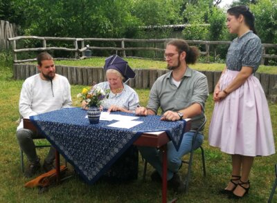 Babette Zenker und Rene Schulz (Mitte) unterzeichnen die Kooperationsvereinbarung. An ihrer Seite Erik Panknin von „Stary lud“ und Romy Ruff, Sorben-/Wendenbeauftragte des Landkreises. Foto: Heimatmuseum