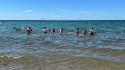 Das Planschen in der Ostsee war nur eine der vielen Aktivitäten der 6b auf der Klassenfahrt nach Rostock.