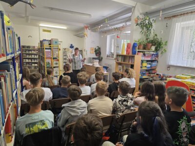 Die Leiterin der Bibliothek, Frau Behrens, erklärt uns viel über den Aufbau der Räume und den unterschiedlichen Literaturarten.