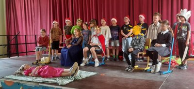 Die Kinder der 3a zeigten ihren Mitschülern eine Neuinterpretation bzw. Fortsetzung des klassischen Märchens Dornröschen mit dem Namen "Als Dornröschen zweimal wach geküsst wurde"