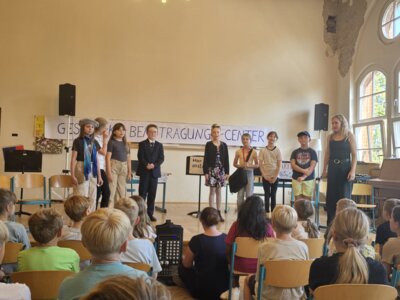 Mit Gesang und Schauspiel begeisterten die Kinder der Klassen 3a, 4a, 4b und 5b ihre Mitschüler.