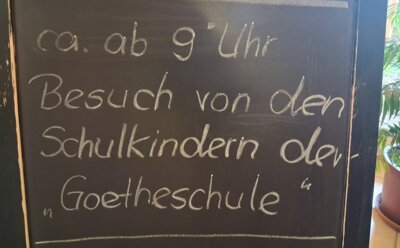 Auf einer Tafel im Richard Kirstein-Haus wurde unser Besuch groß angekündigt.