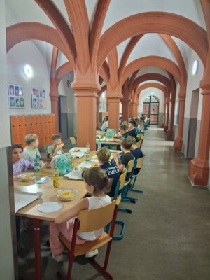 Zum Abend wurde der Schulflur zur Festtafel, an dem zahlreiche Pizzen verdrückt wurden.