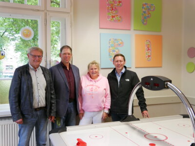 Foto: Rolandstadt Perleberg/Renè Hill | Jürgen Gensing, Ralf Skodda, Kerstin Oesemann und Bürgermeister Axel Schmidt (v.l.n.r.) hinter dem neuen Airhockey-Tisch.