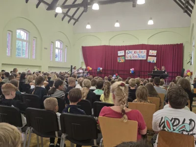 Wie in jedem Jahr verabschiedeten sich die 6. Klässler mit einem bunten Programm von den Mitschülerinnen und Mitschülern der Goetheschule.