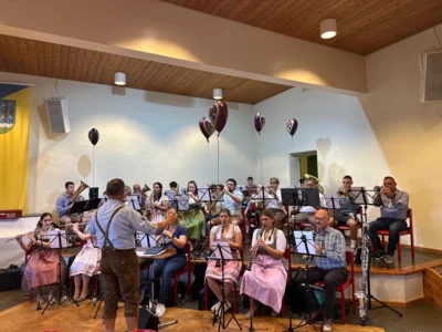 In Dirndl und Lederhosen klingen Polkas noch mal so gut (Bild vergr&ouml;&szlig;ern)