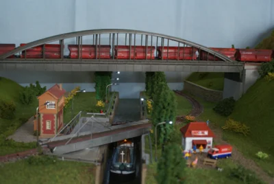 001 Die Züge fahren über dem Modul (Bild vergr&ouml;&szlig;ern)