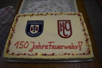 Geburtstagstorte für die Freiwillige Feuerwehr vom NCC (Bild vergr&ouml;&szlig;ern)