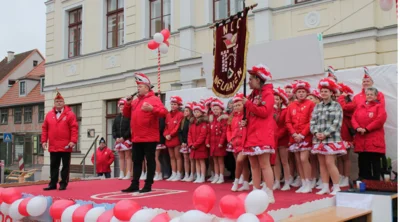 Jecken marschieren auf: Tänze, Sketch und NCC-Soljanka (Bild vergr&ouml;&szlig;ern)