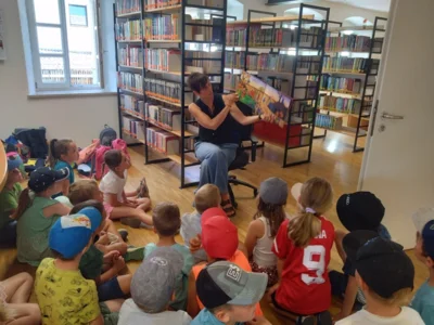 Besuch in der Gemeindebücherei (Bild vergr&ouml;&szlig;ern)